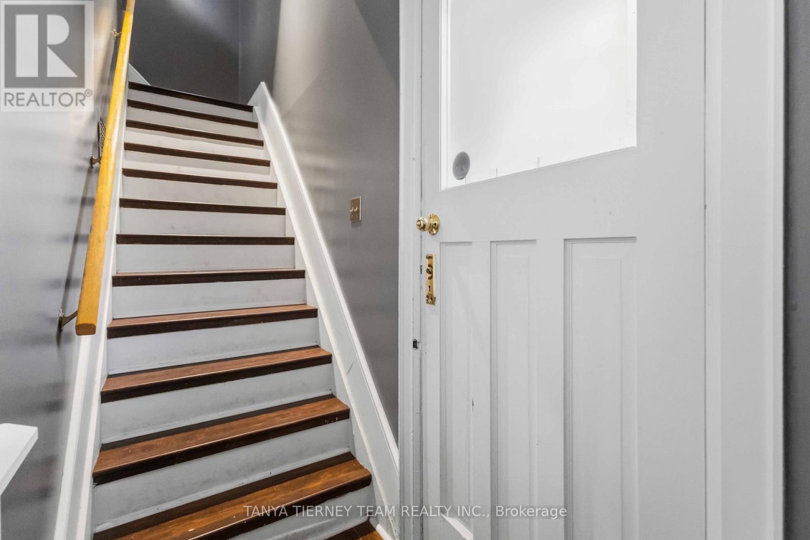 Upper - 168 Centre Street S Property Photo 7