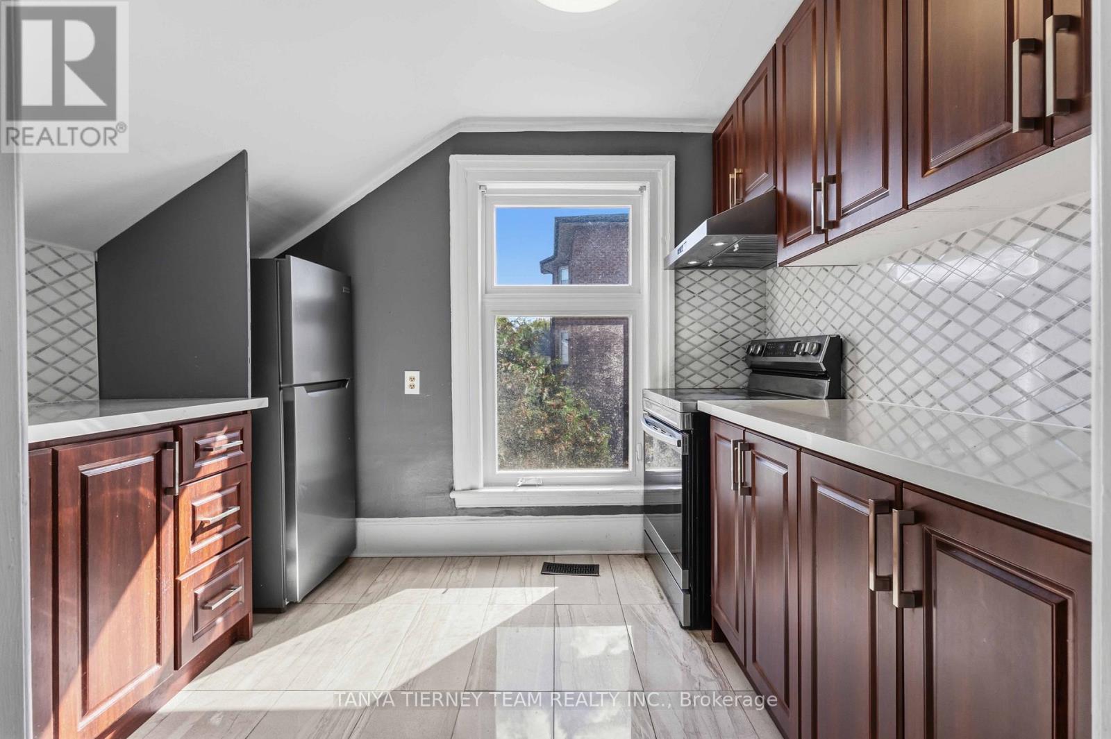 Upper - 168 Centre Street S Property Photo 12