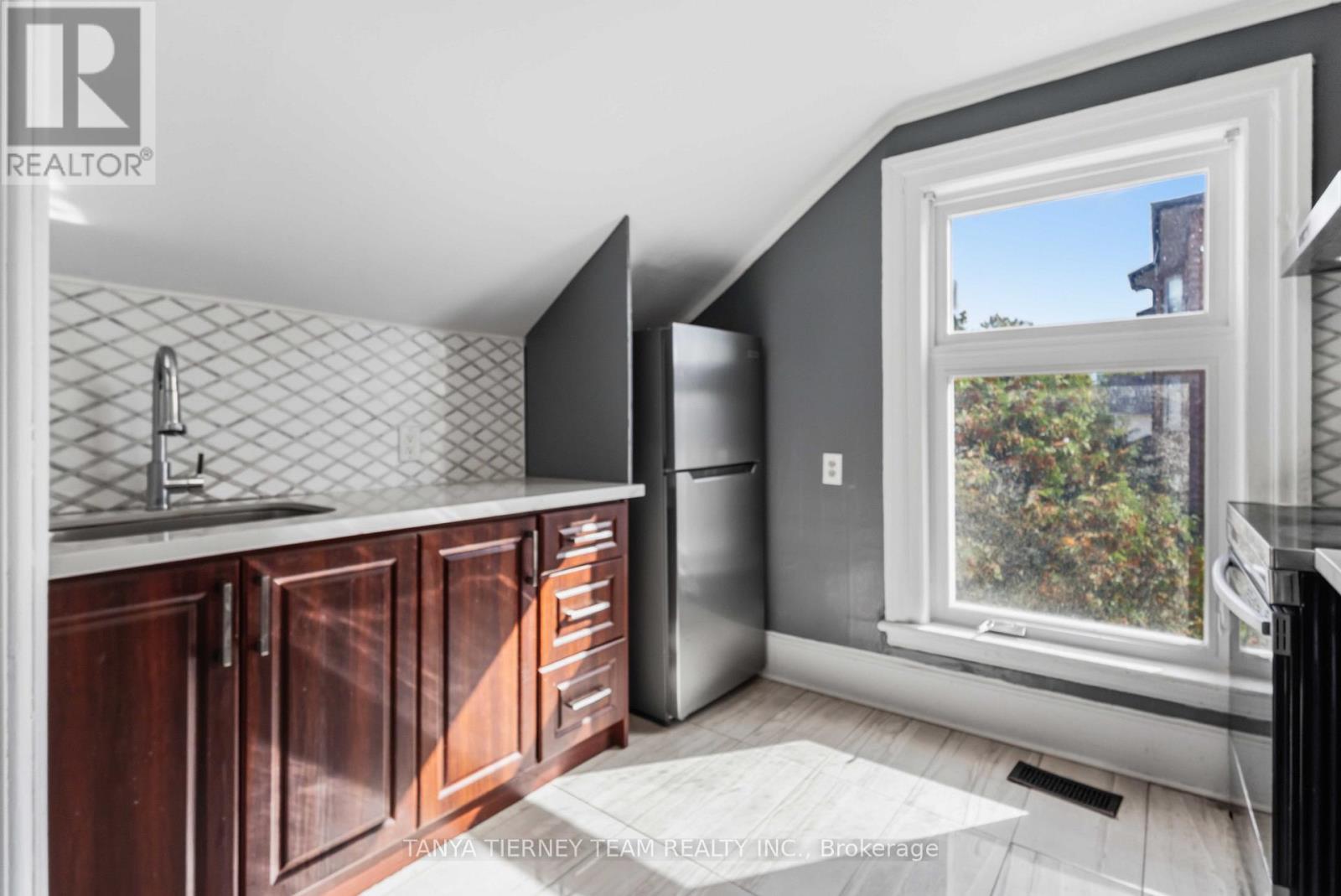 Upper - 168 Centre Street S Property Photo 13