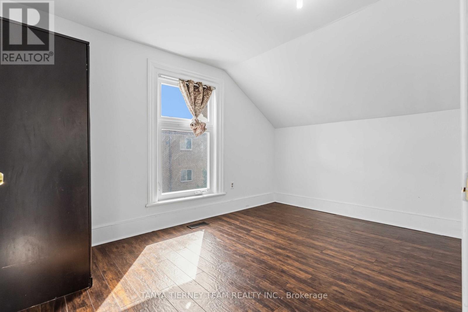 Upper - 168 Centre Street S Property Photo 16