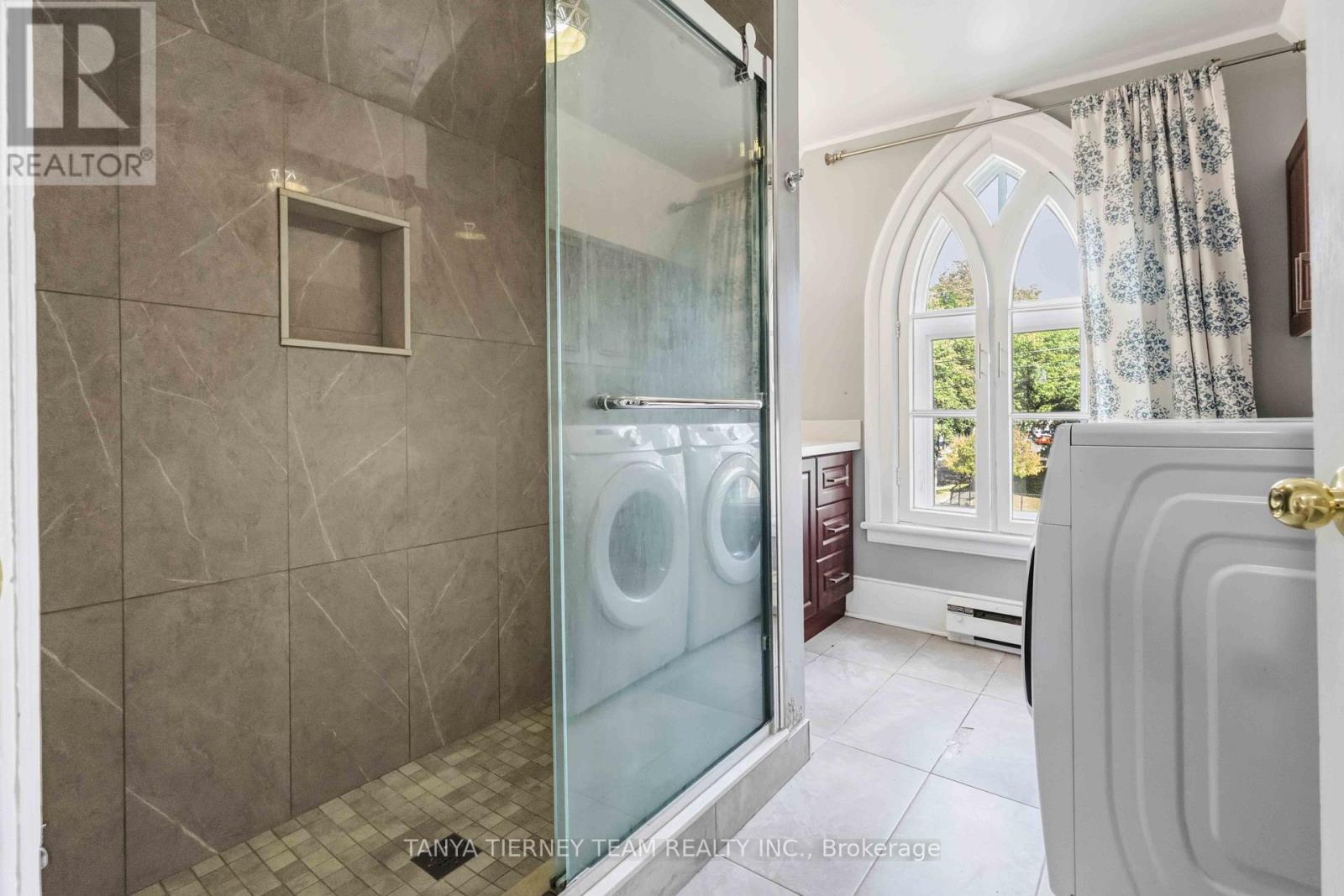 Upper - 168 Centre Street S Property Photo 17