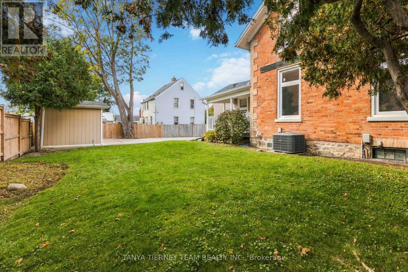 Upper - 168 Centre Street S Property Photo 23