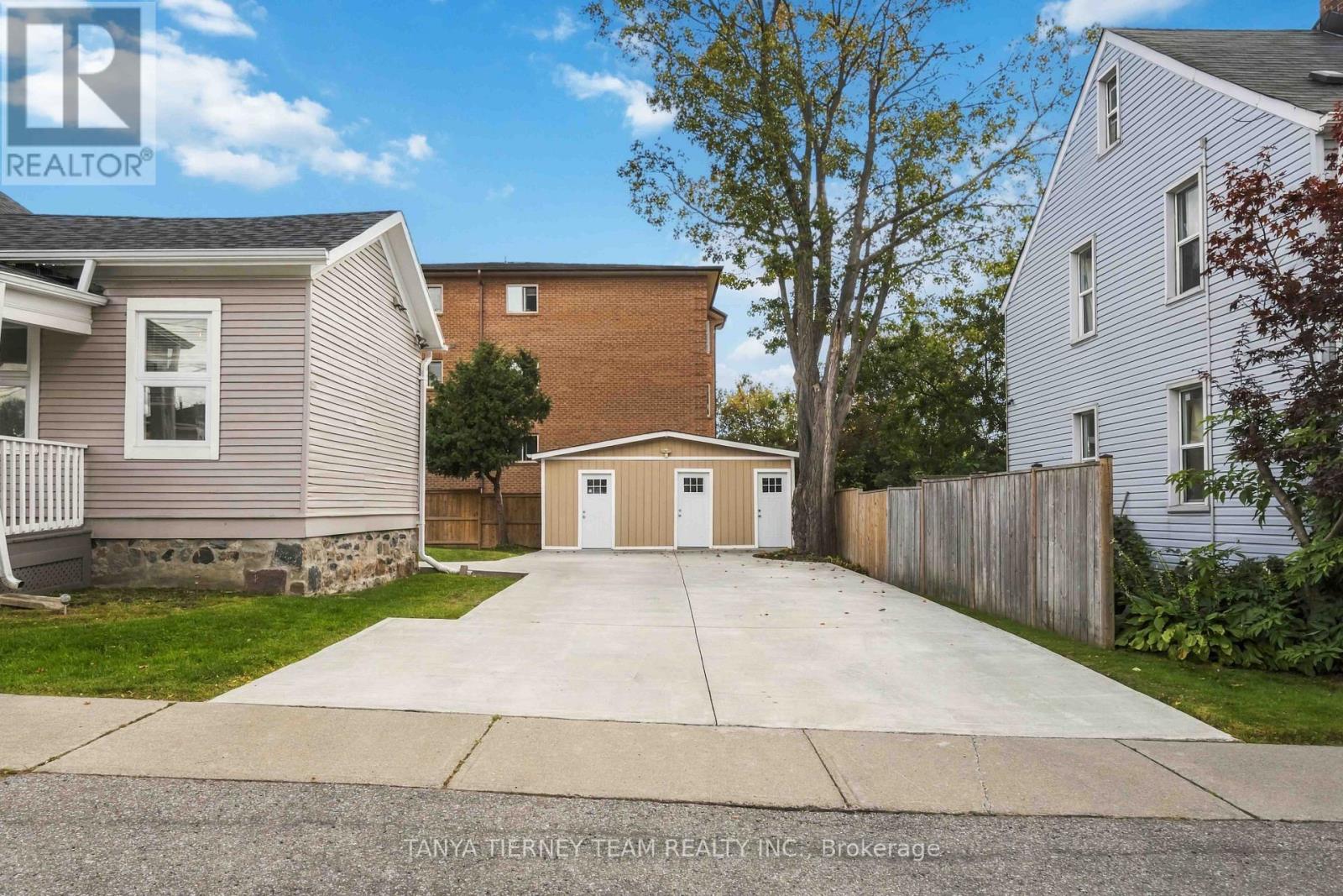 Upper - 168 Centre Street S Property Photo 24