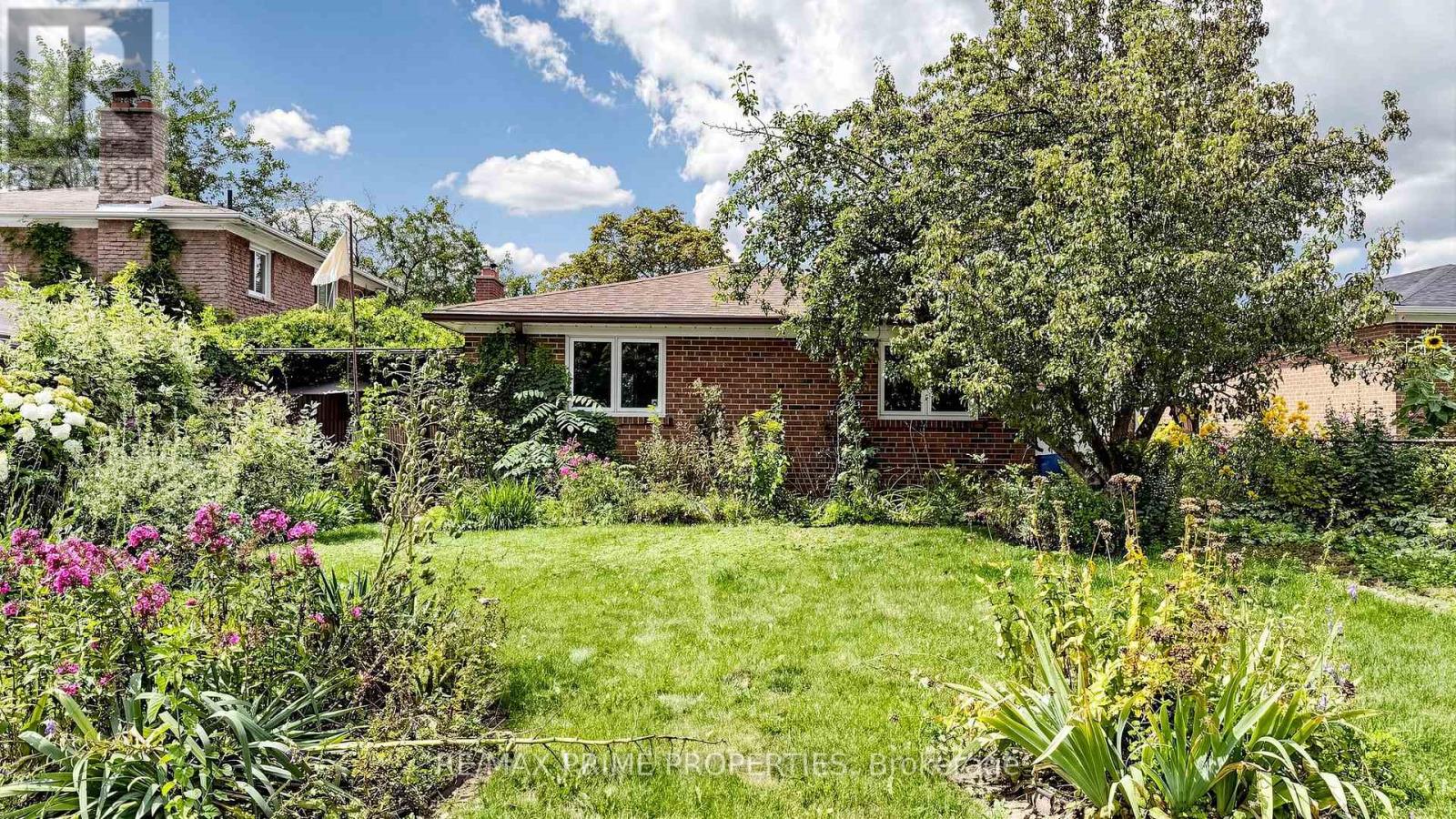 3 Leeswood Crescent E Property Photo 45