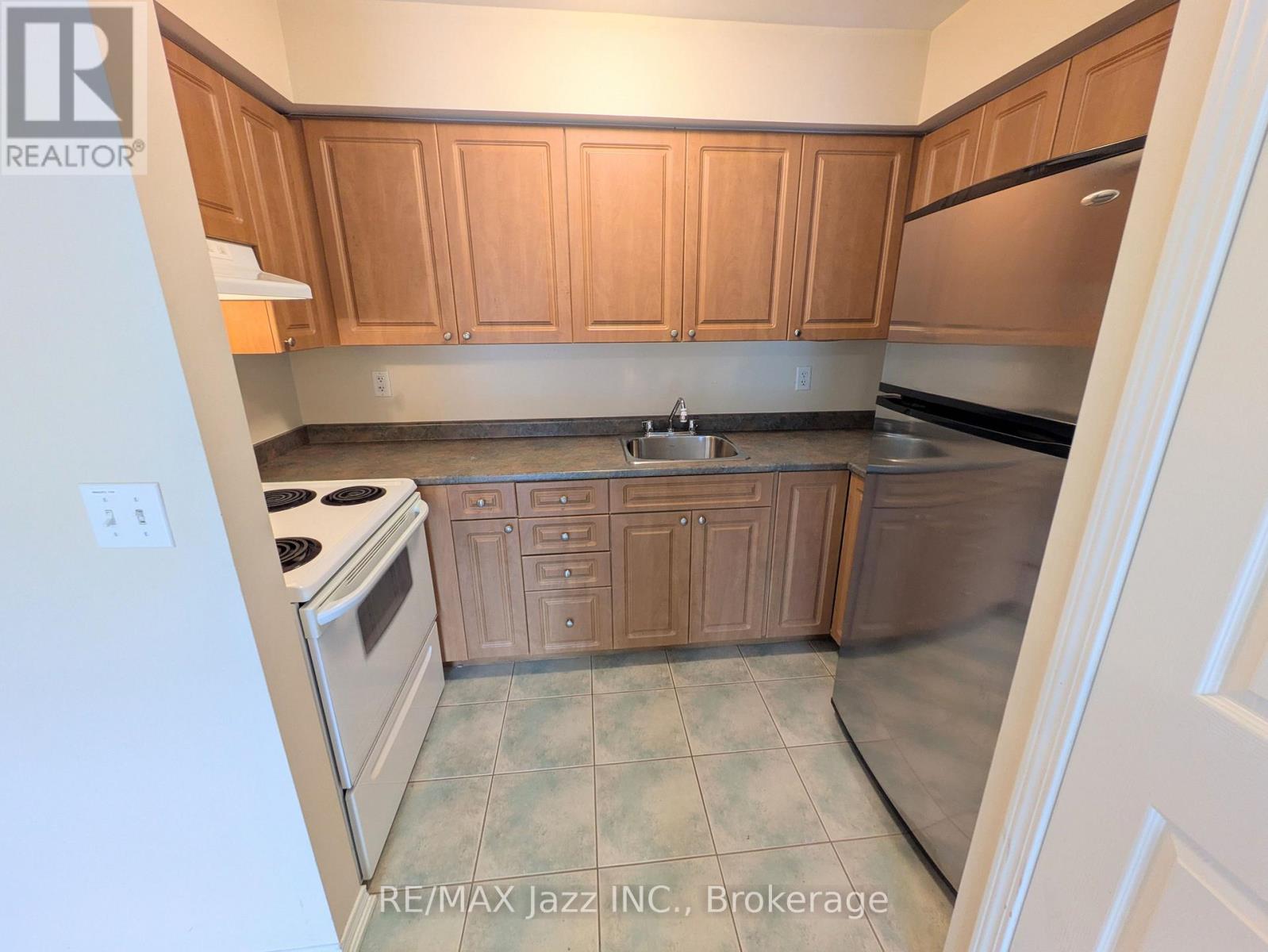 203 - 760 King Street E Property Photo 8