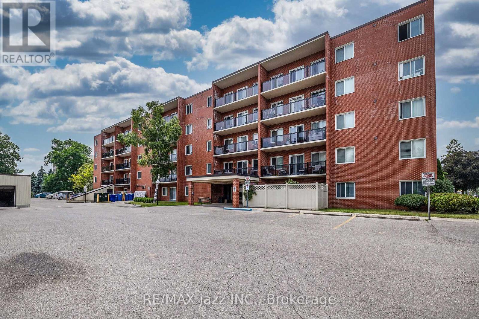 304 - 131 TAUNTON ROAD E Property Photo 1