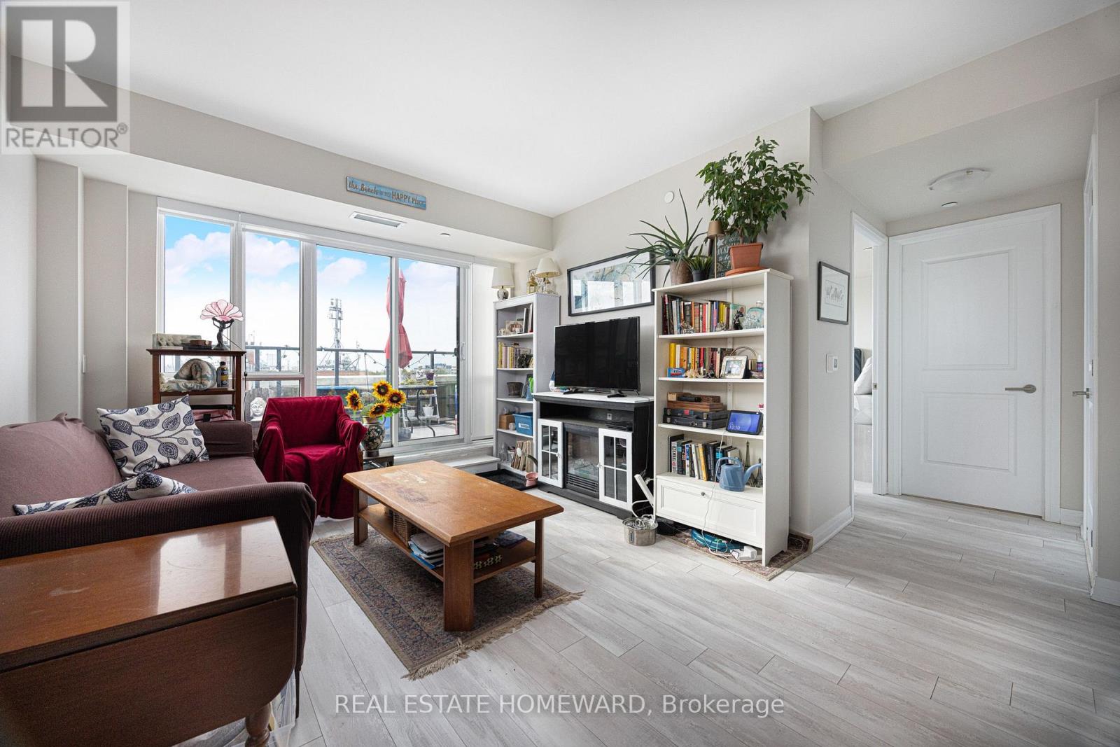 605 - 1630 Queen Street E Property Photo 4