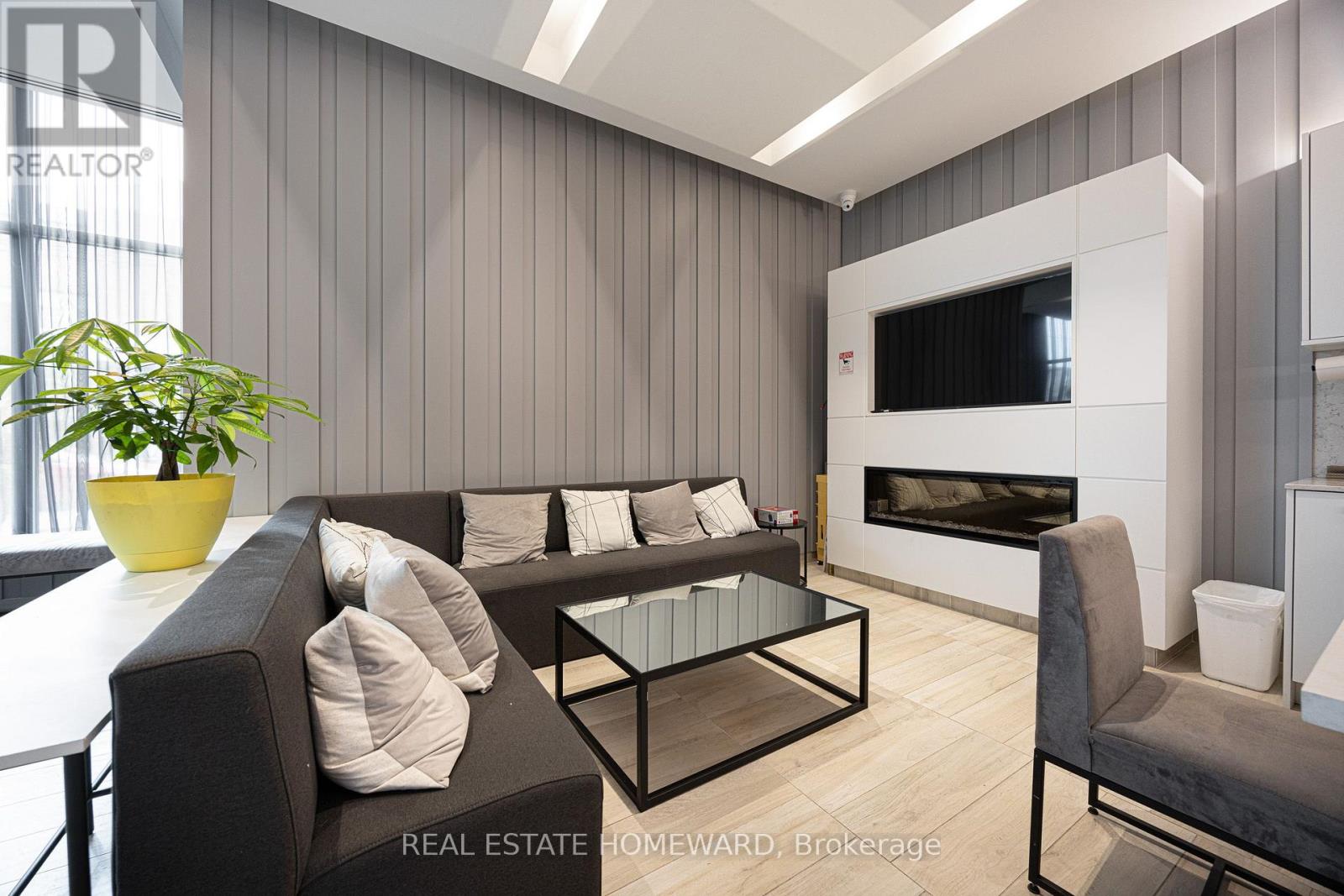 605 - 1630 Queen Street E Property Photo 26