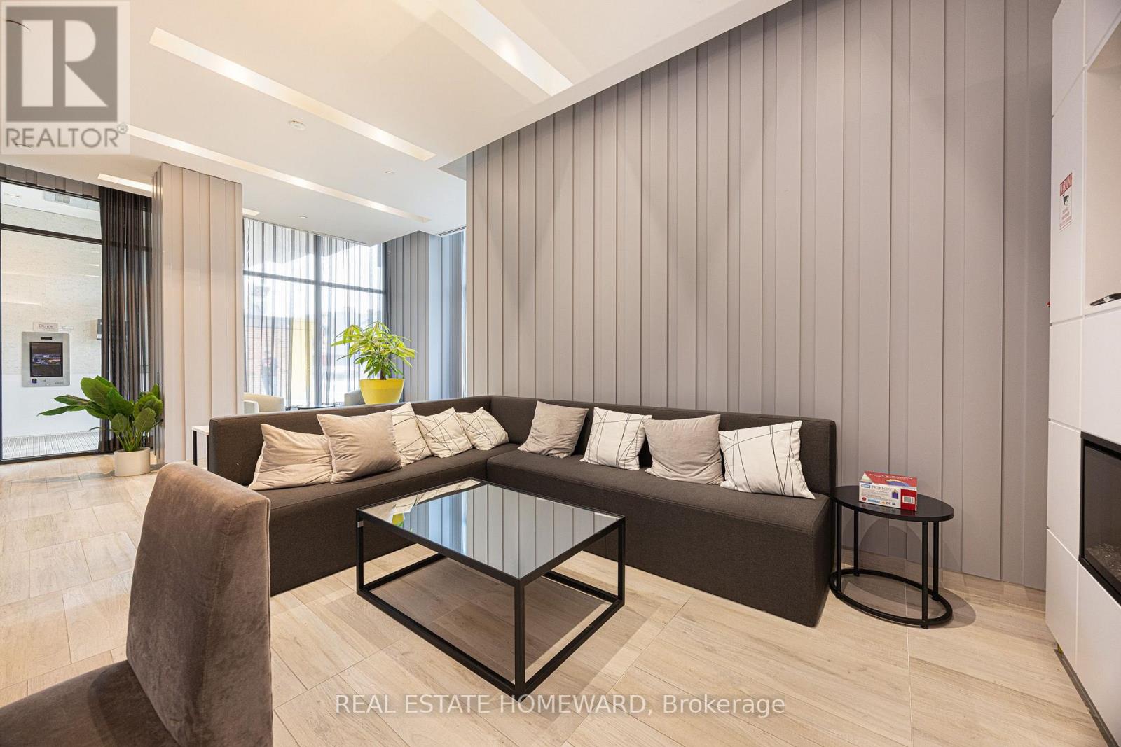 605 - 1630 Queen Street E Property Photo 27