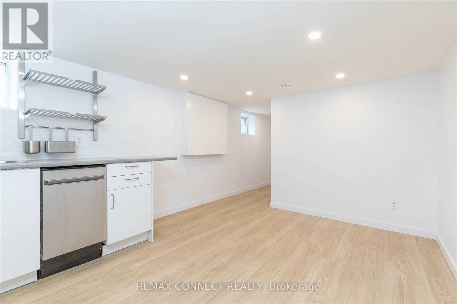 Lower - 1370 Woodbine Avenue Property Photo 5