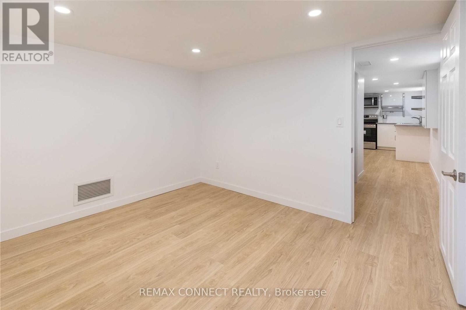 Lower - 1370 Woodbine Avenue Property Photo 6