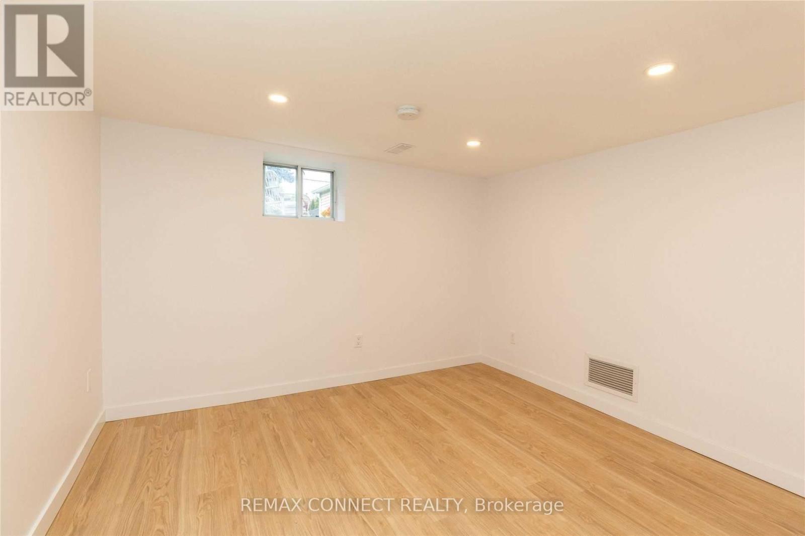 Lower - 1370 Woodbine Avenue Property Photo 7
