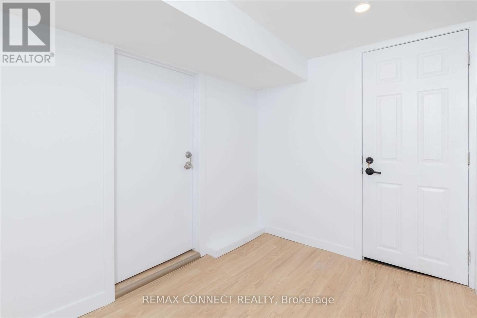 Lower - 1370 Woodbine Avenue Property Photo 10
