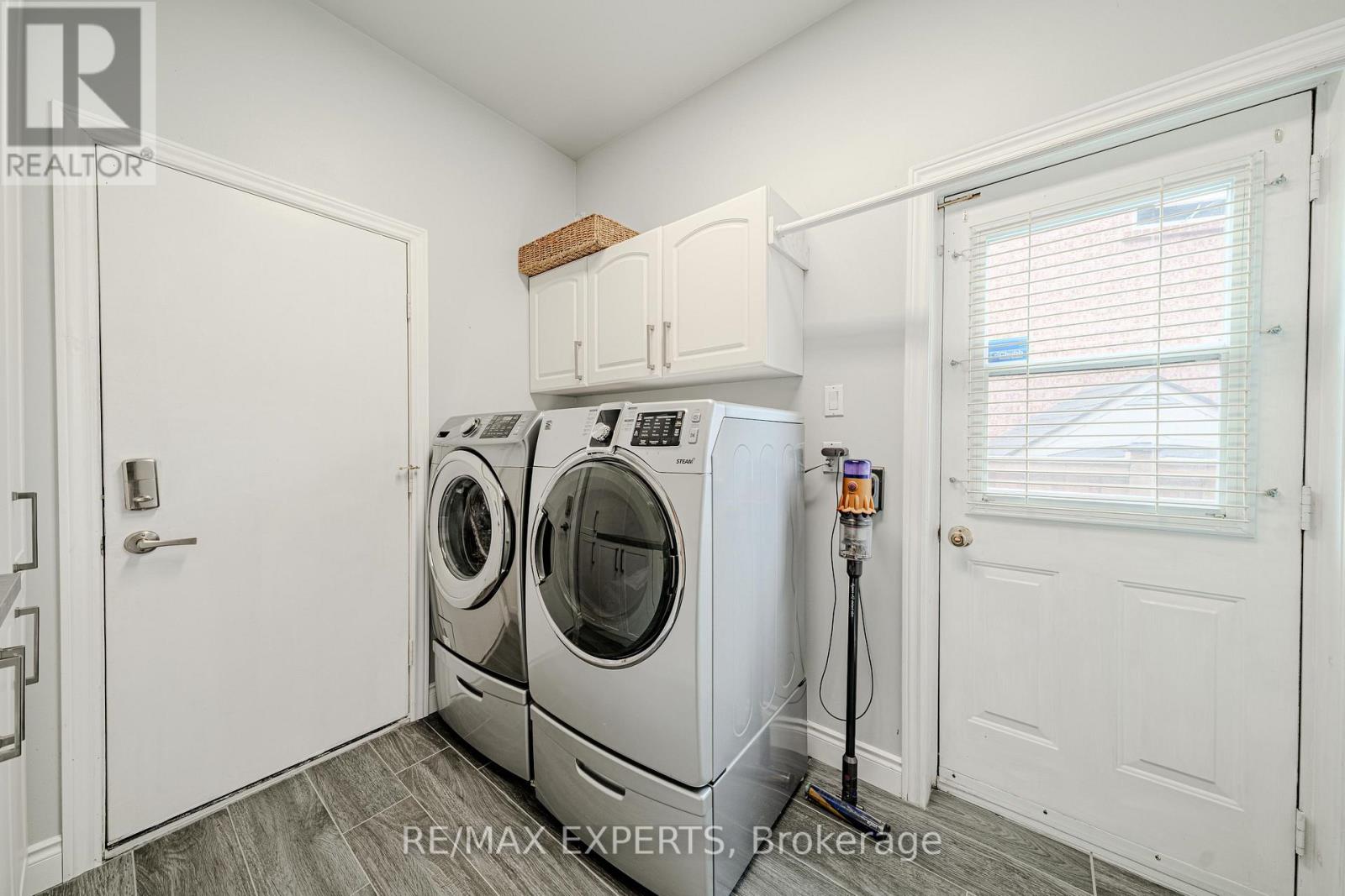 231 Mossbrook Square Property Photo 17