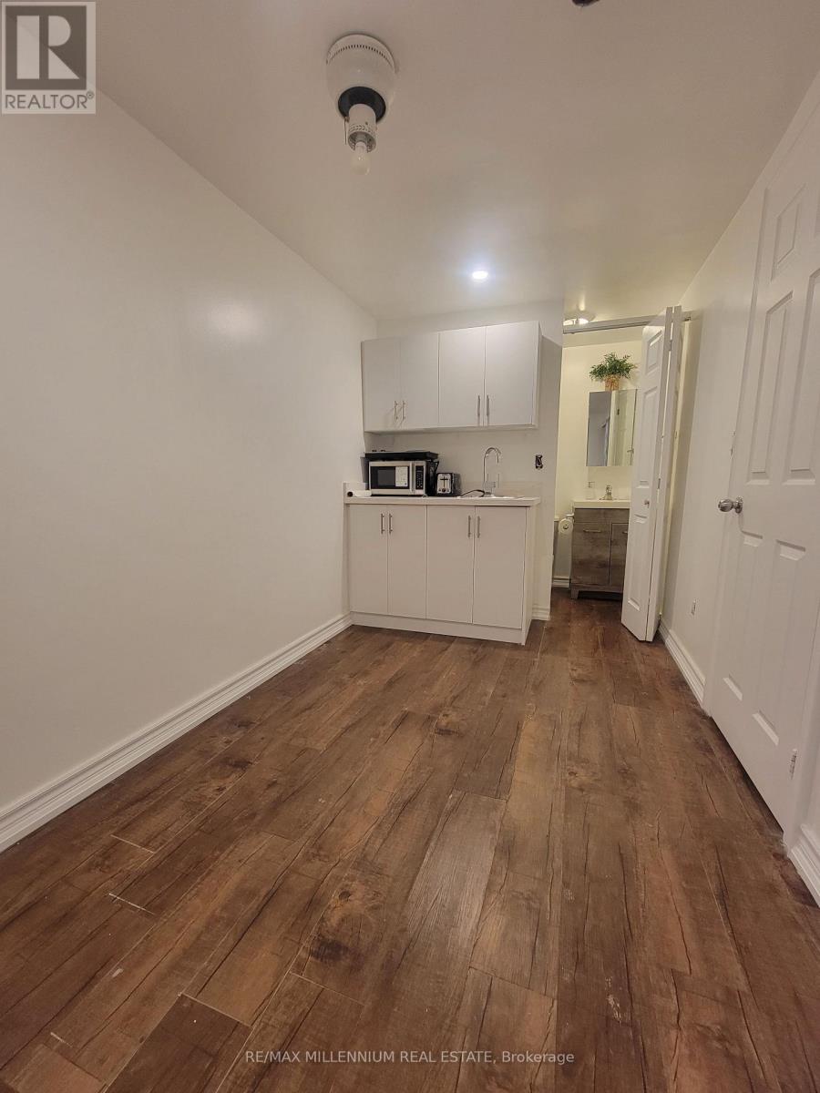 Lower #2 - 66 Overlord Crescent Property Photo 3