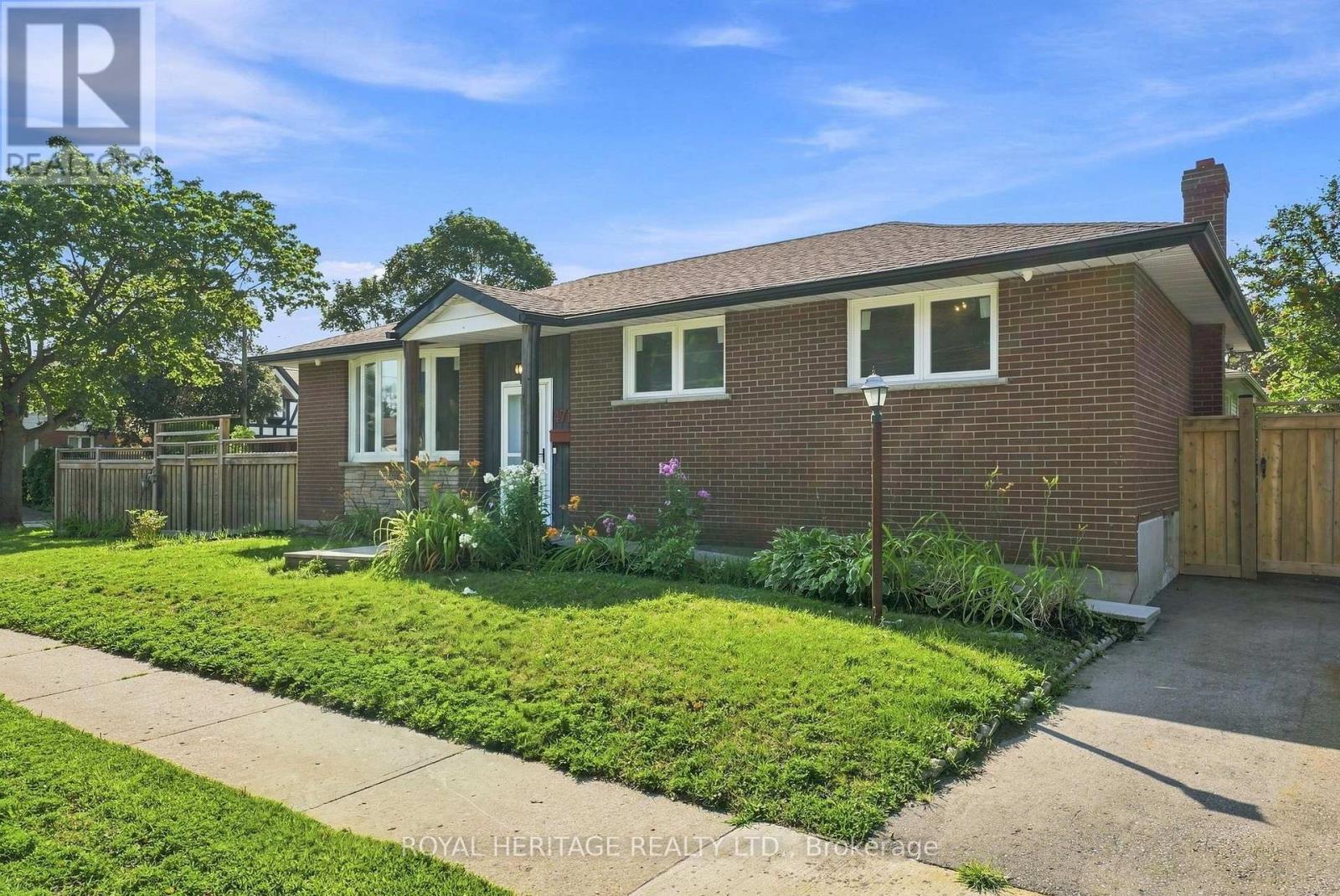 471 Rossland Road E Property Photo 2