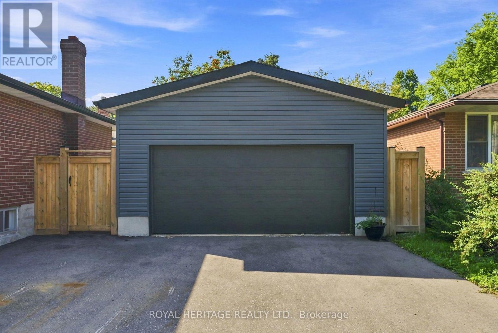 471 Rossland Road E Property Photo 3