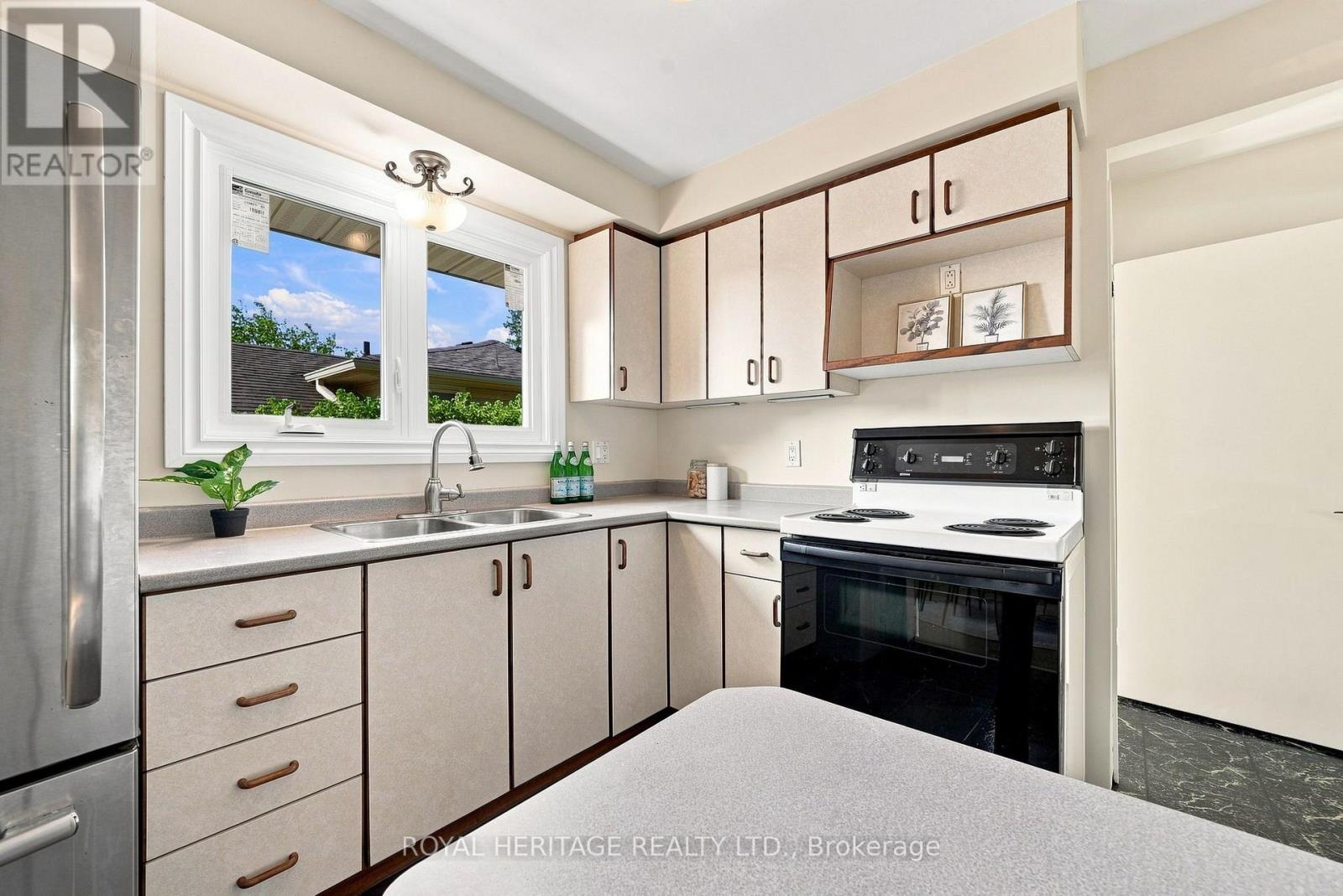 471 Rossland Road E Property Photo 12