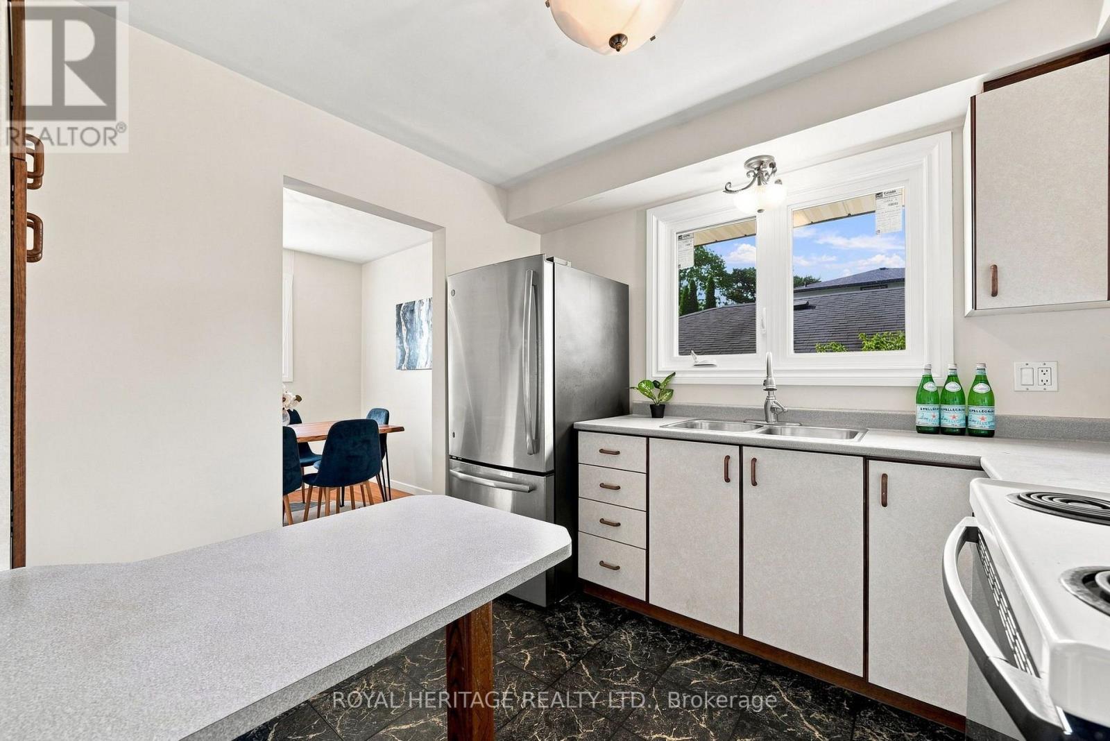471 Rossland Road E Property Photo 13