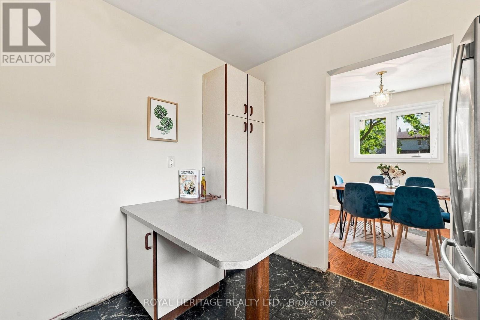 471 Rossland Road E Property Photo 17