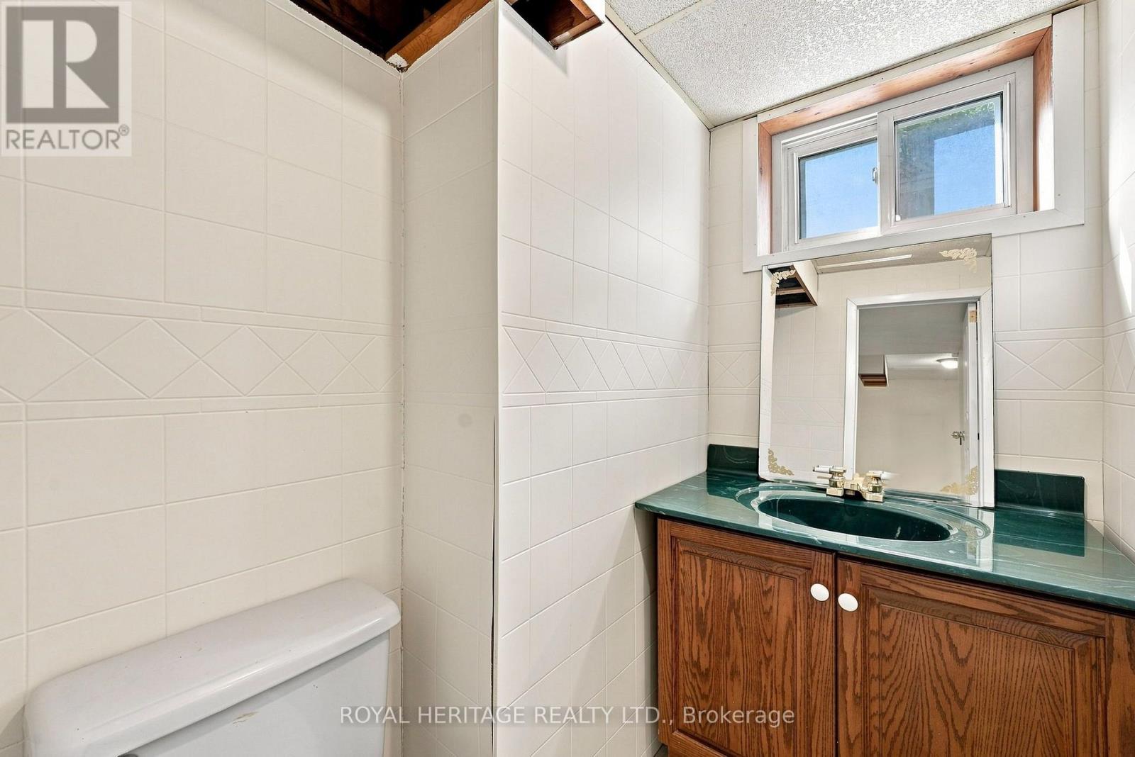 471 Rossland Road E Property Photo 26