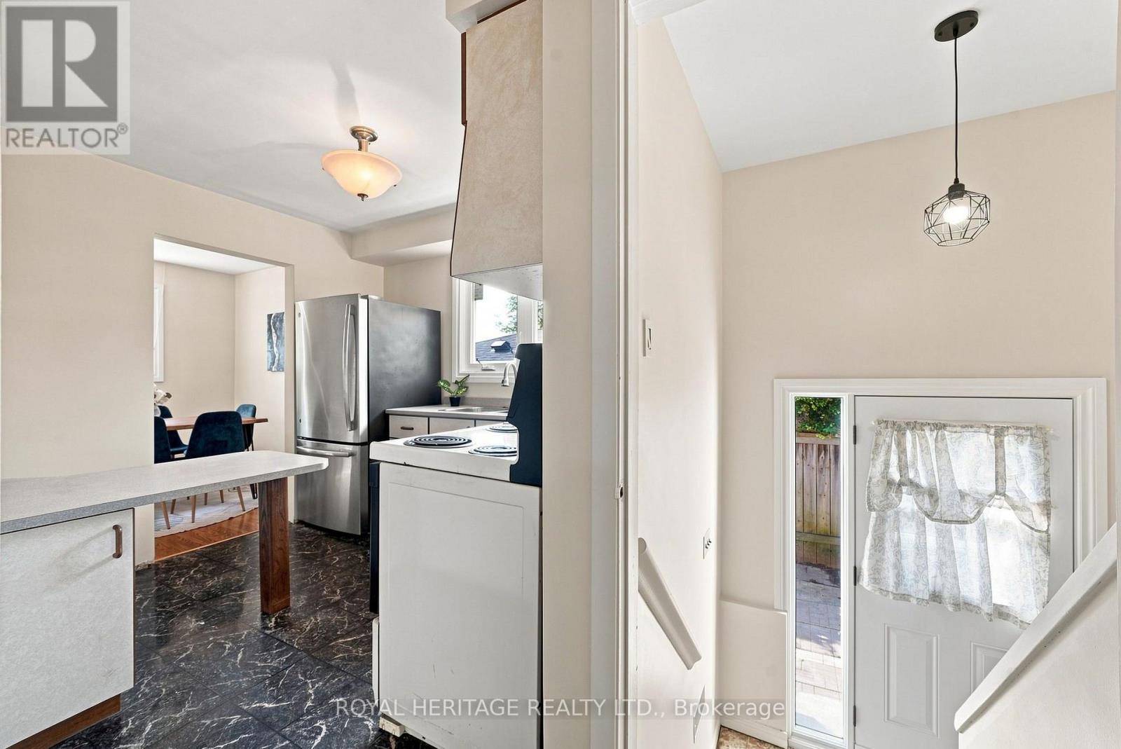 471 Rossland Road E Property Photo 27