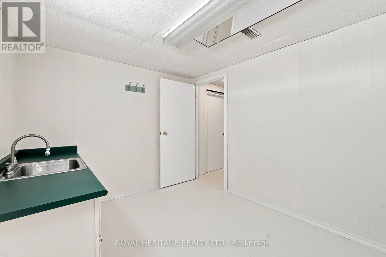471 Rossland Road E Property Photo 29