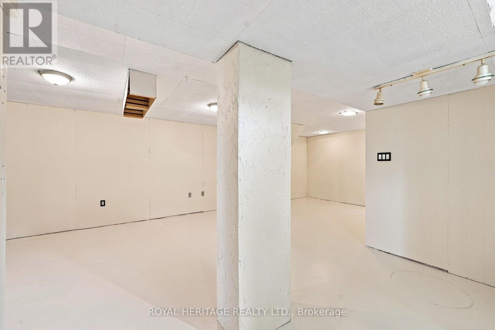 471 Rossland Road E Property Photo 32