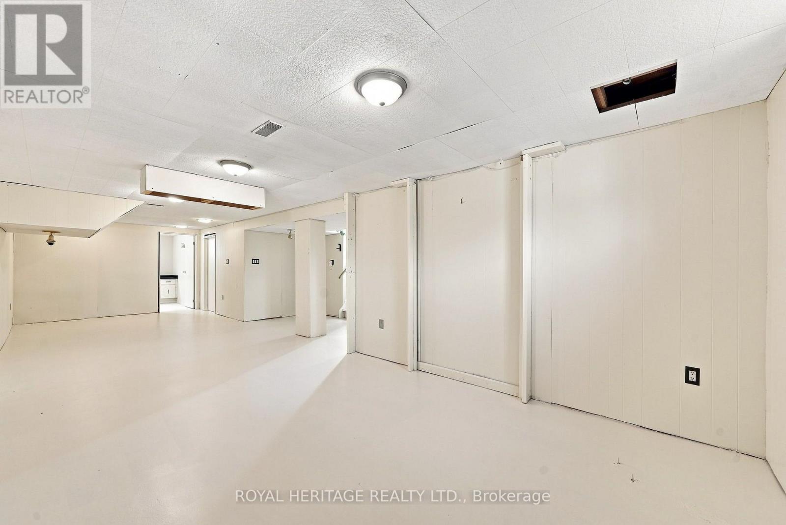 471 Rossland Road E Property Photo 33