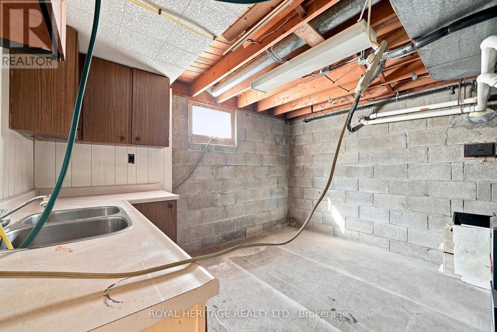 471 Rossland Road E Property Photo 37