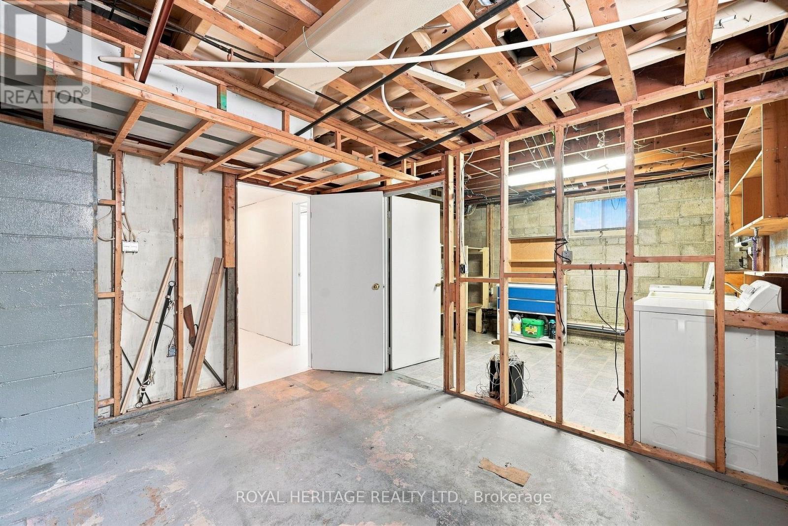 471 Rossland Road E Property Photo 40
