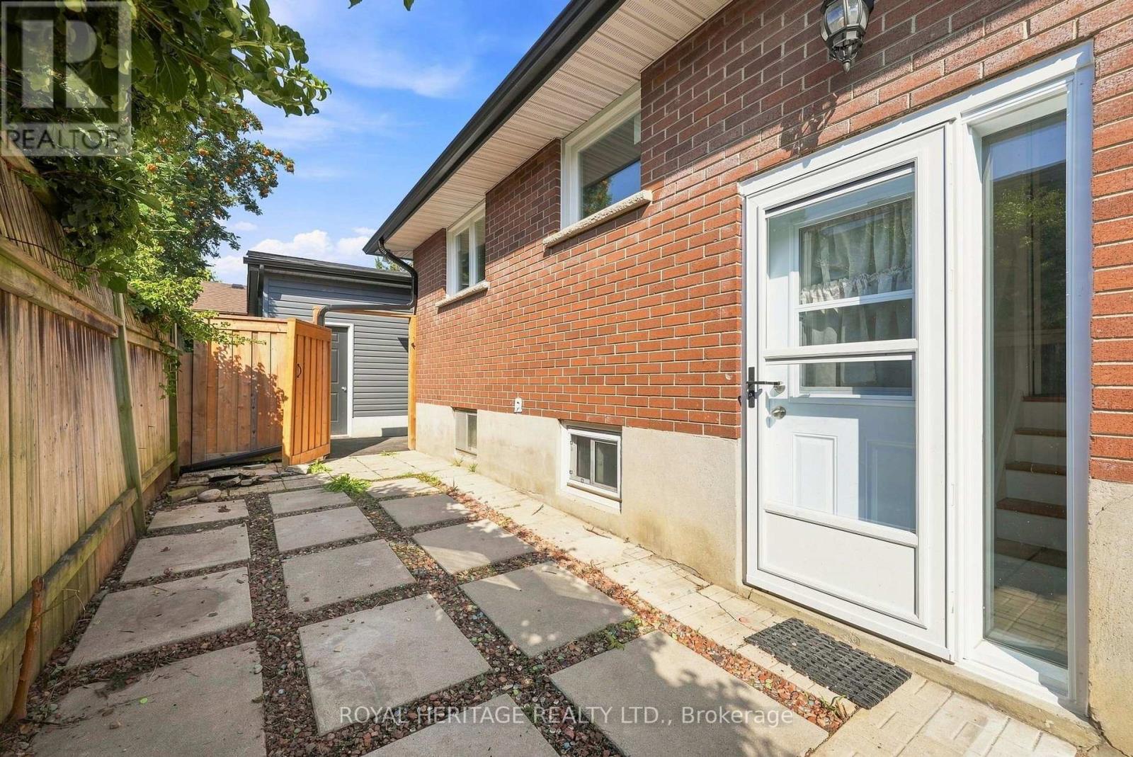 471 Rossland Road E Property Photo 45