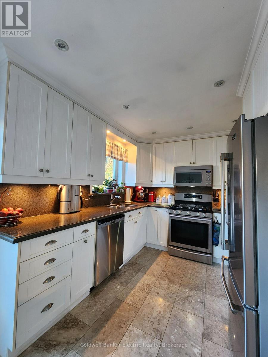 1007 Moorelands Crescent Property Photo 2