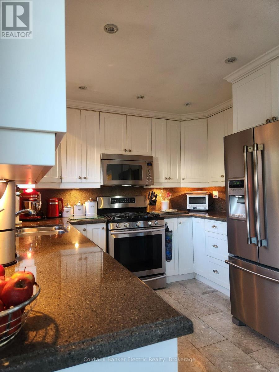 1007 Moorelands Crescent Property Photo 3