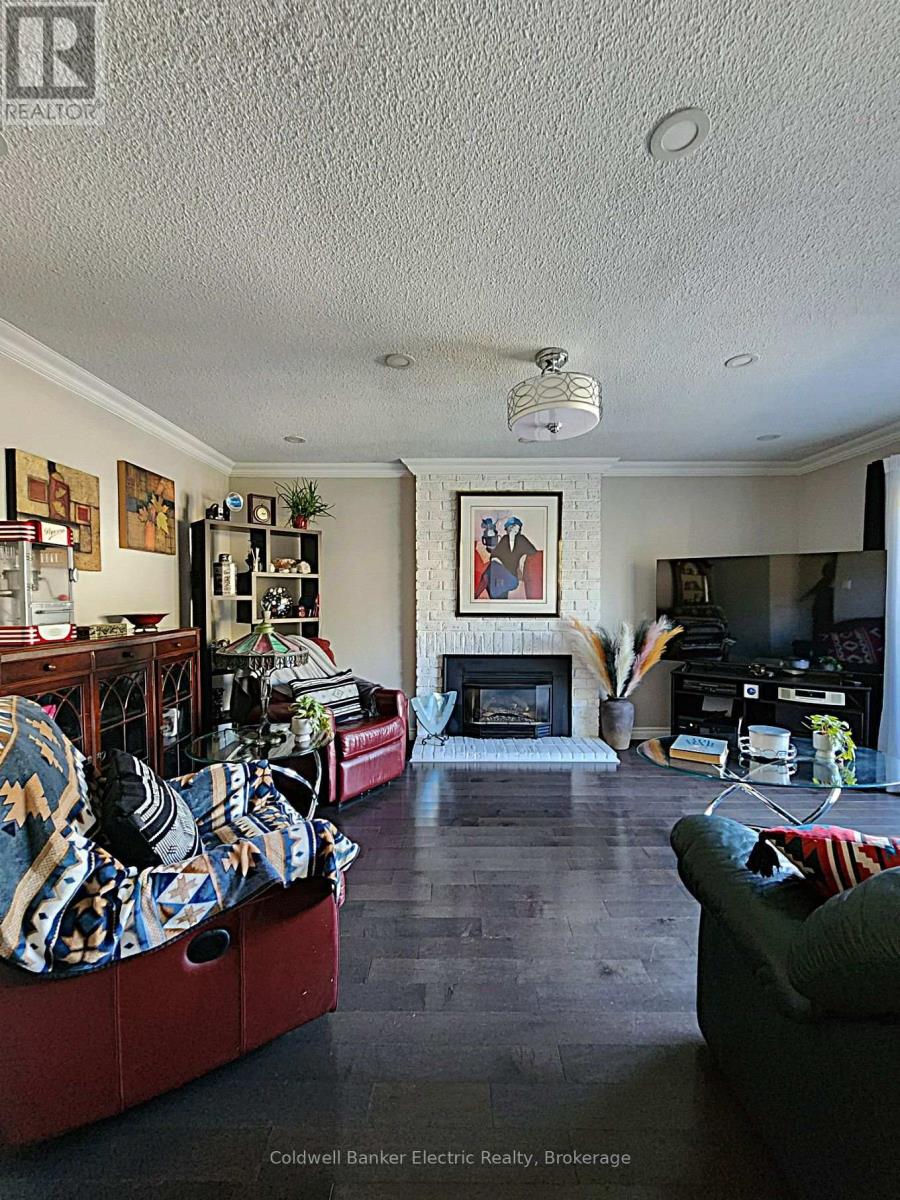1007 Moorelands Crescent Property Photo 4