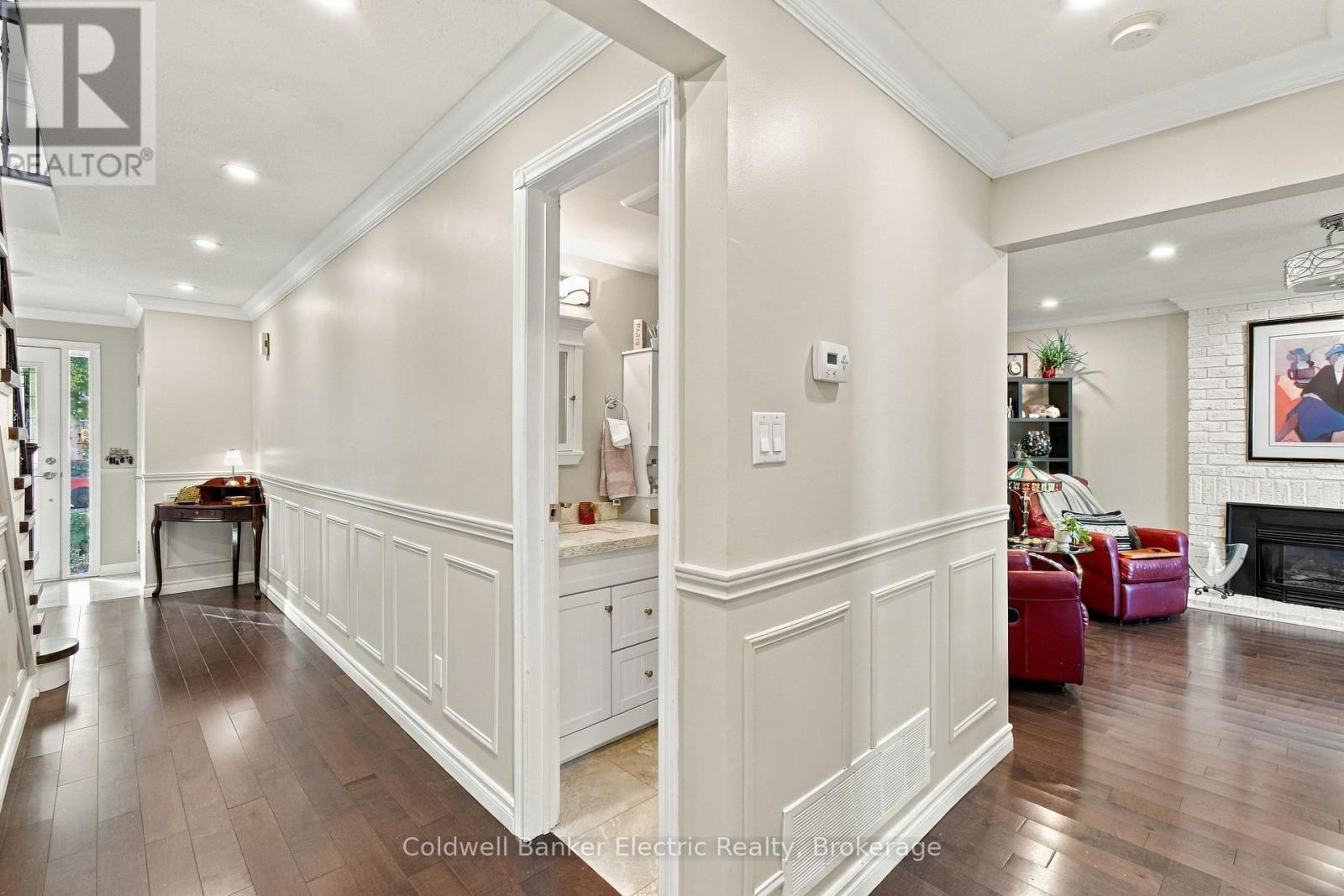 1007 Moorelands Crescent Property Photo 8