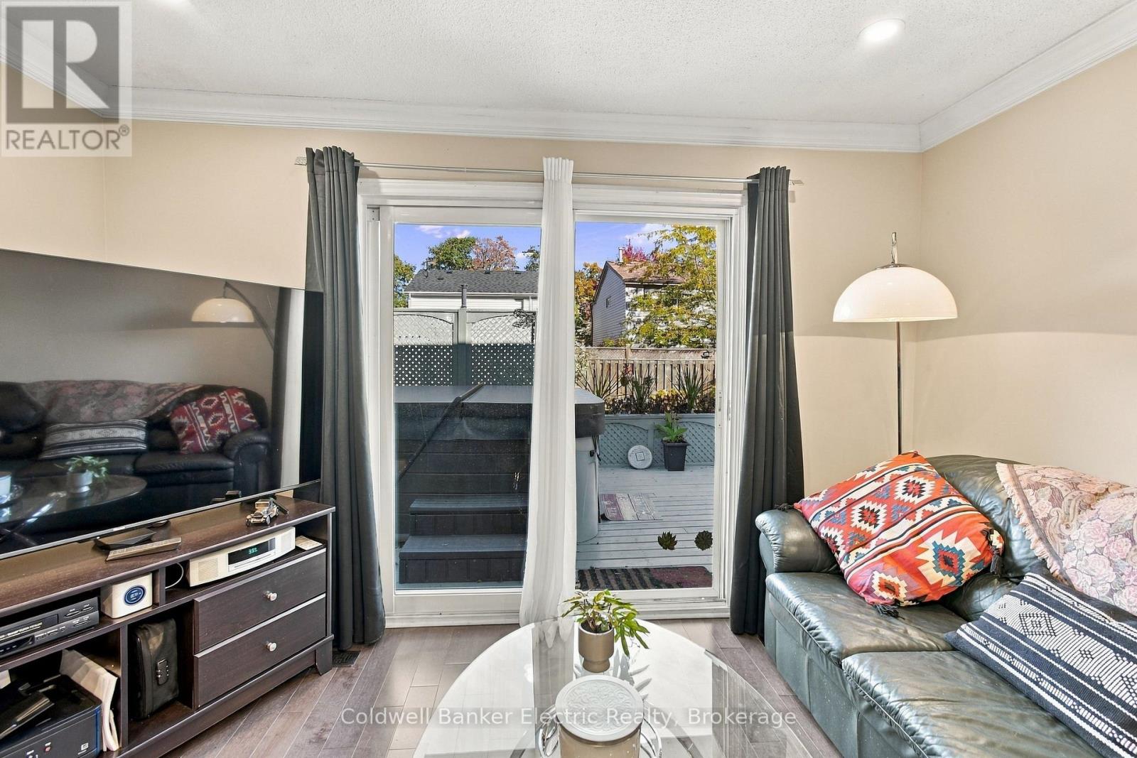 1007 Moorelands Crescent Property Photo 12