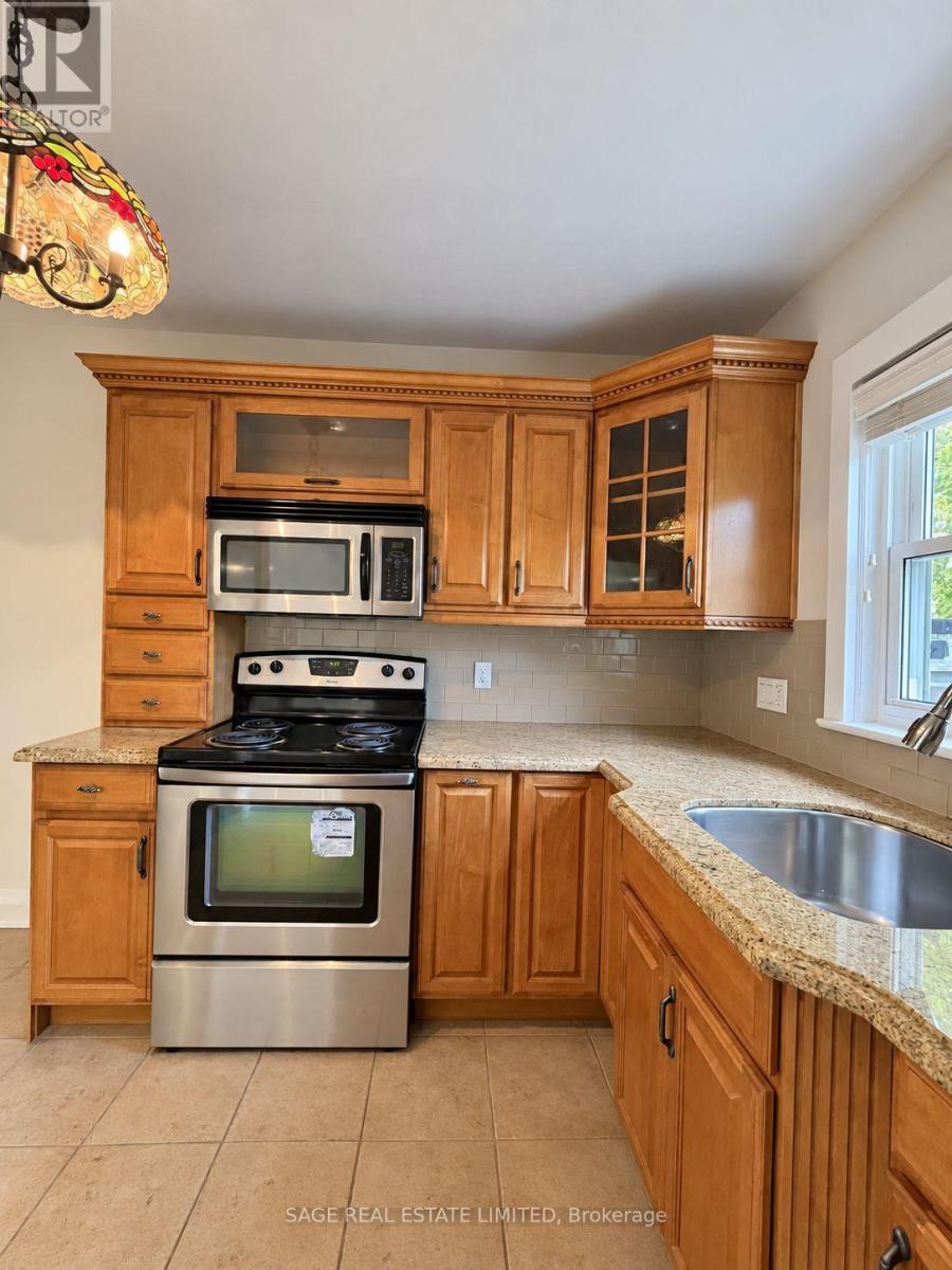 Upper/main Unit - 309 Blantyre Avenue Property Photo 9