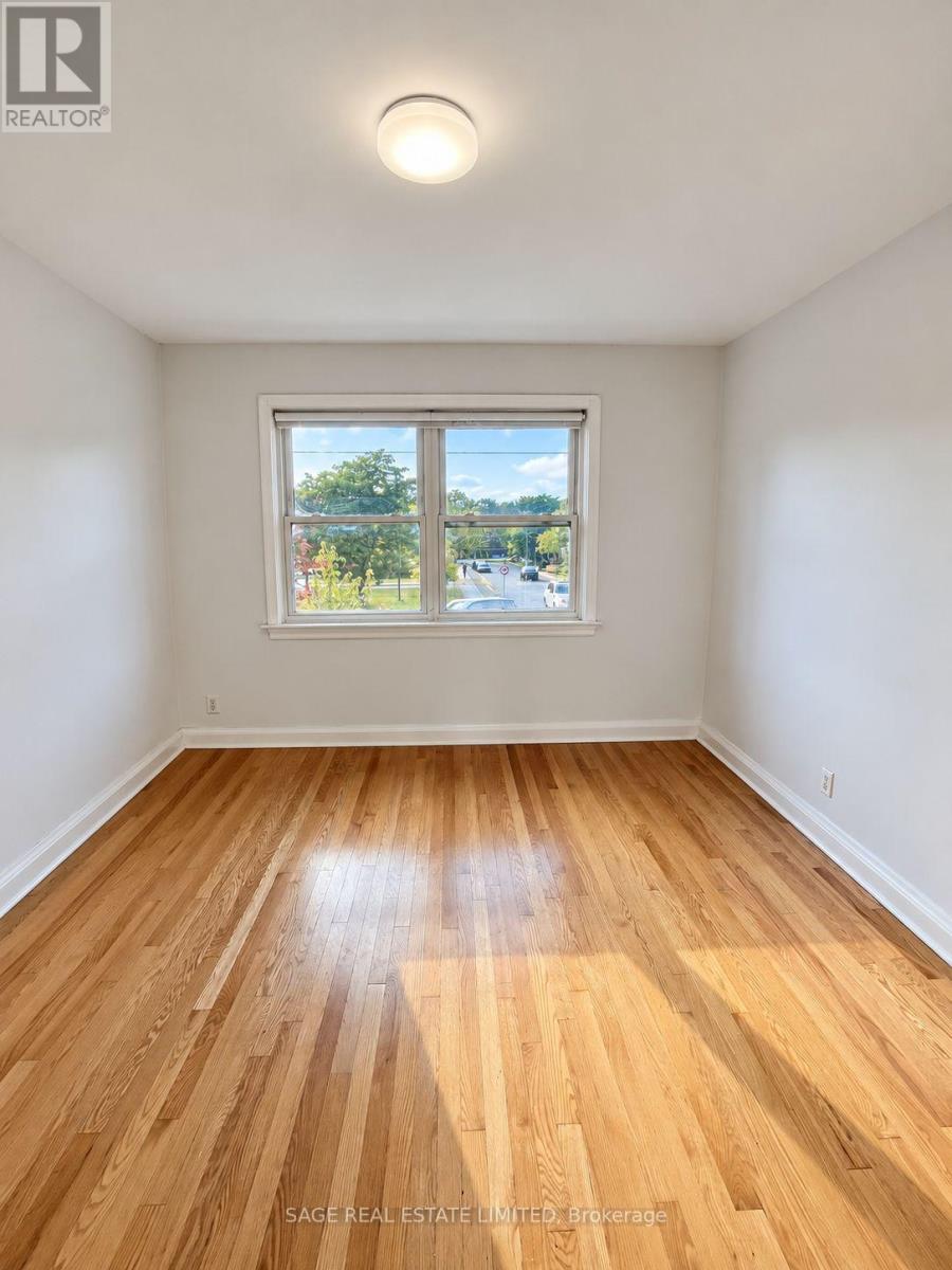Upper/main Unit - 309 Blantyre Avenue Property Photo 12