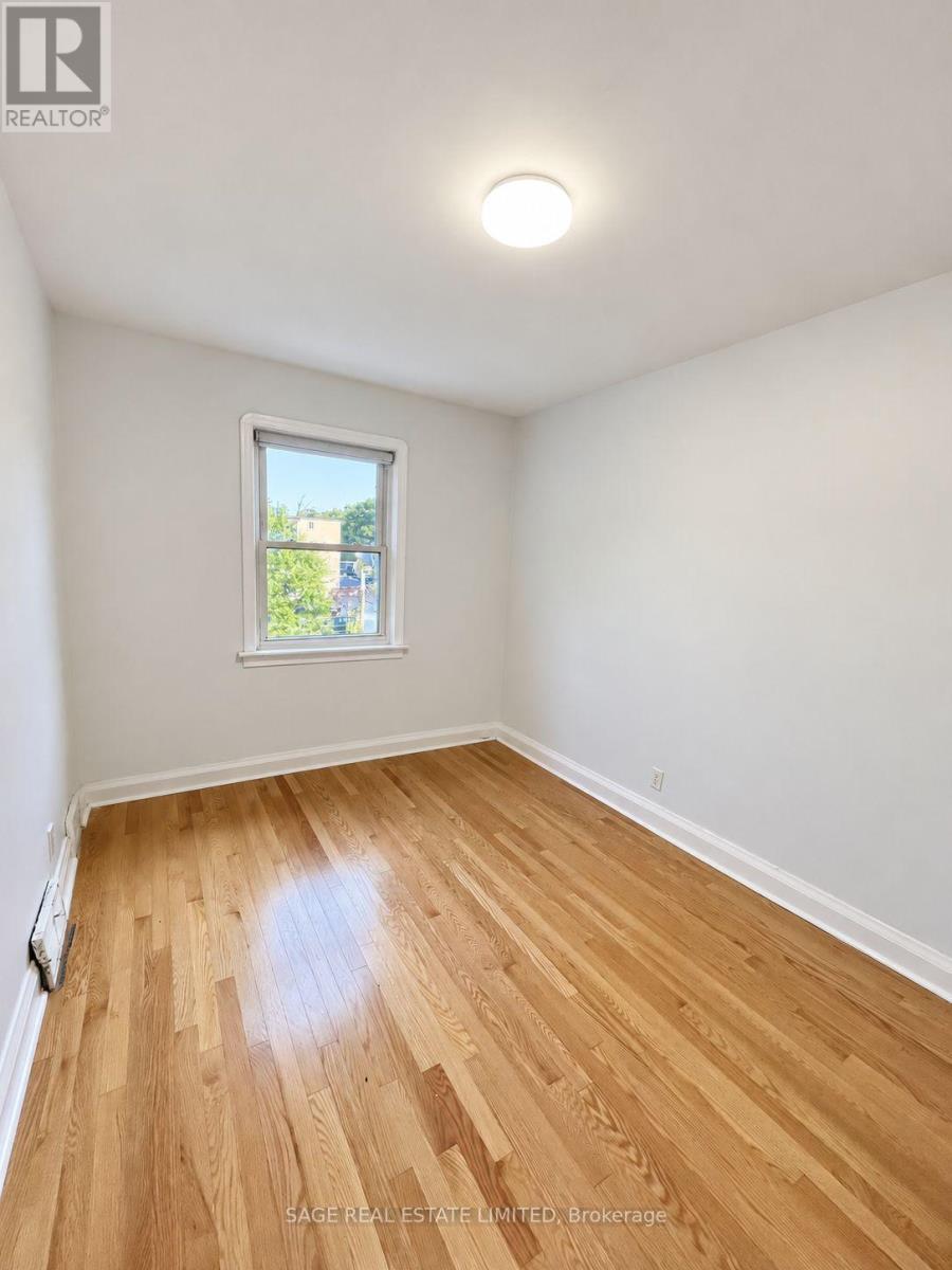 Upper/main Unit - 309 Blantyre Avenue Property Photo 14