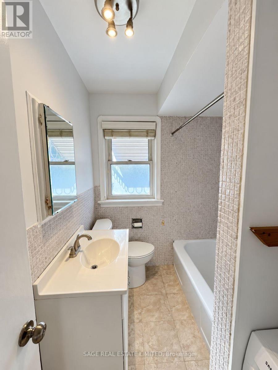 Upper/main Unit - 309 Blantyre Avenue Property Photo 17