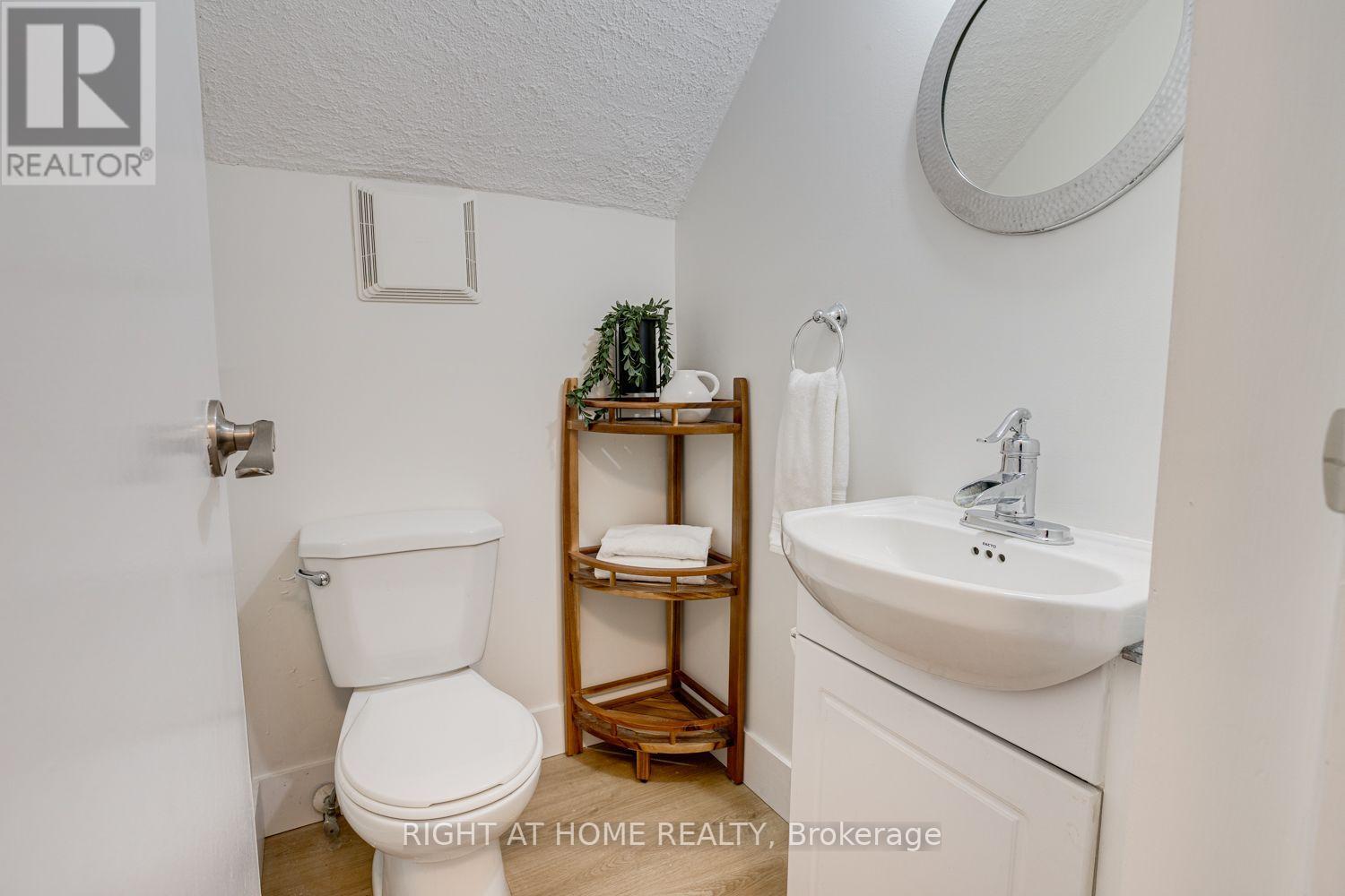 207 - 580 Mary Street E Property Photo 15