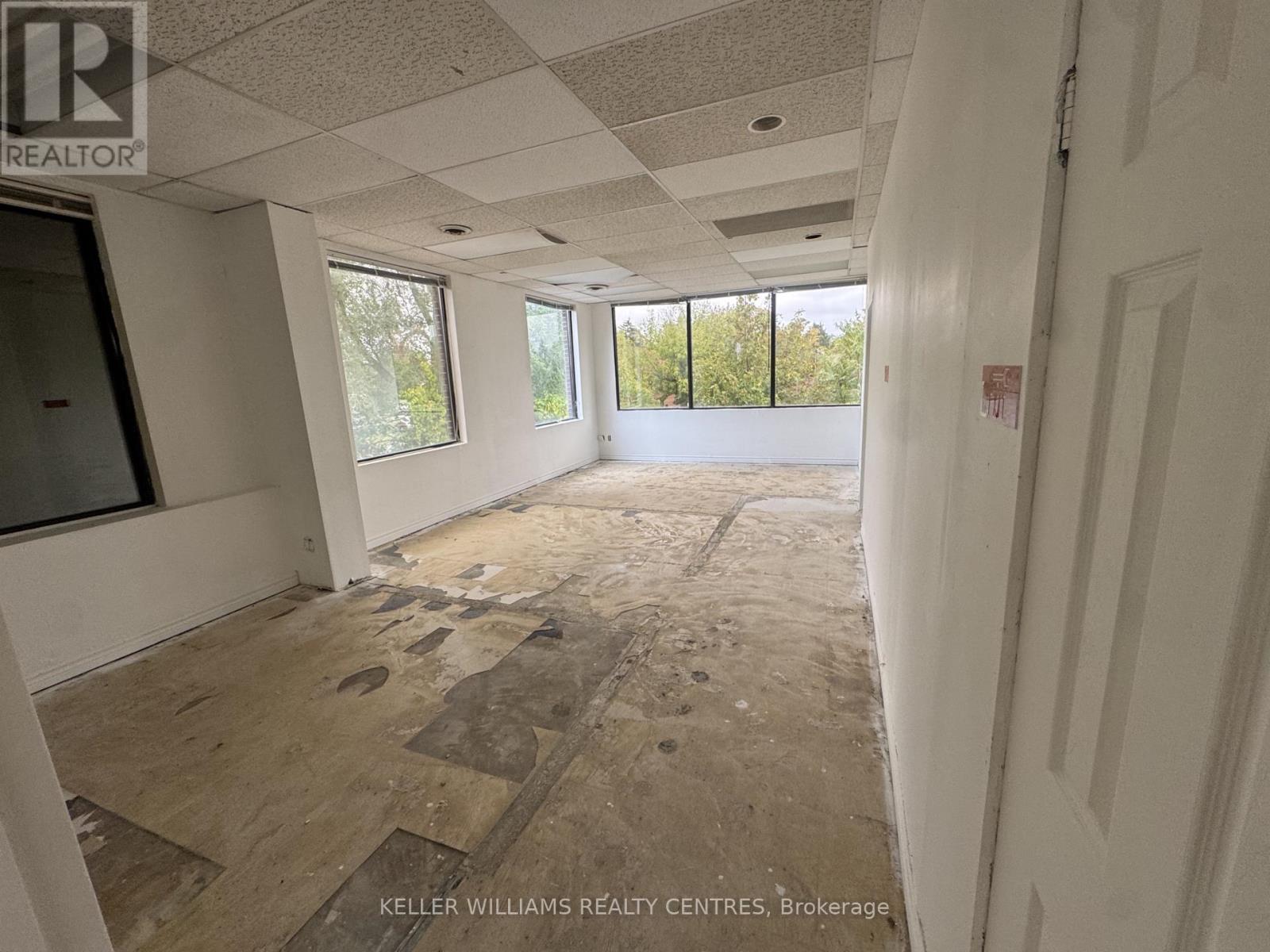 200 - 4218 Lawrence Avenue E Property Photo 2