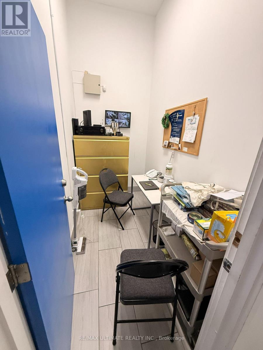 1027 Coxwell Avenue Property Photo 12