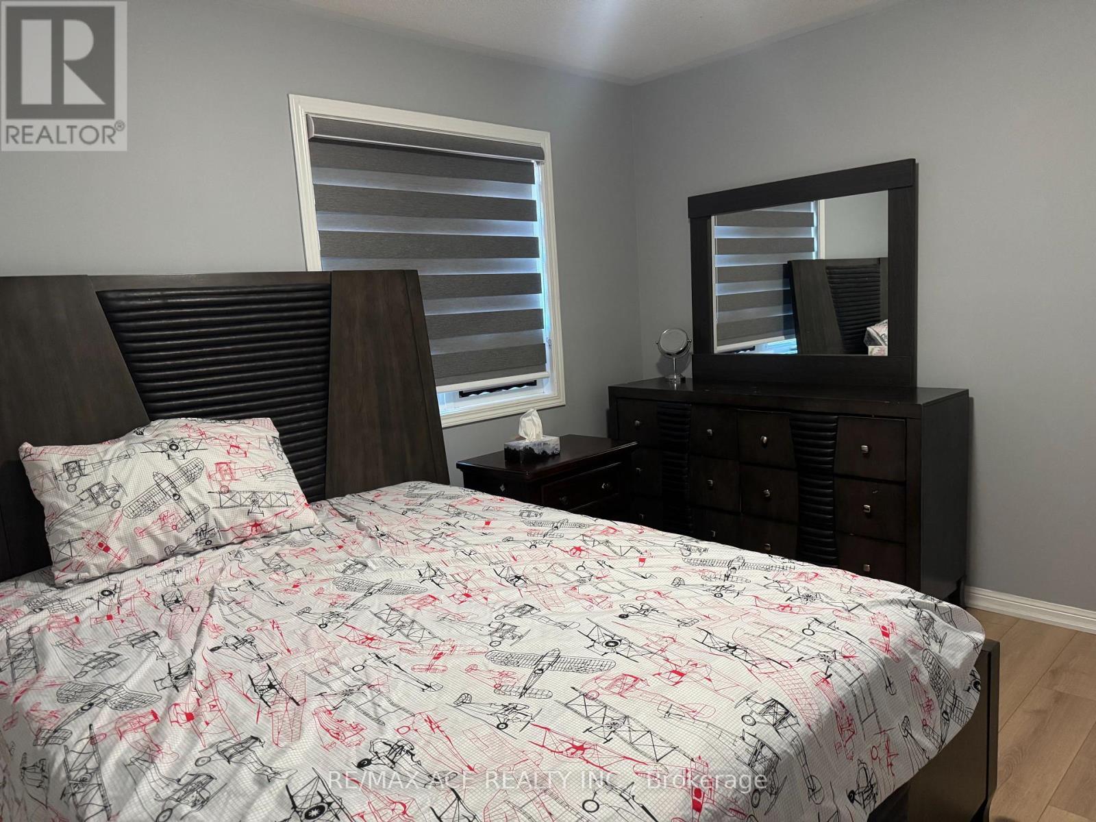 Room 2 - 1851 Parkhurst Crescent Property Photo 4