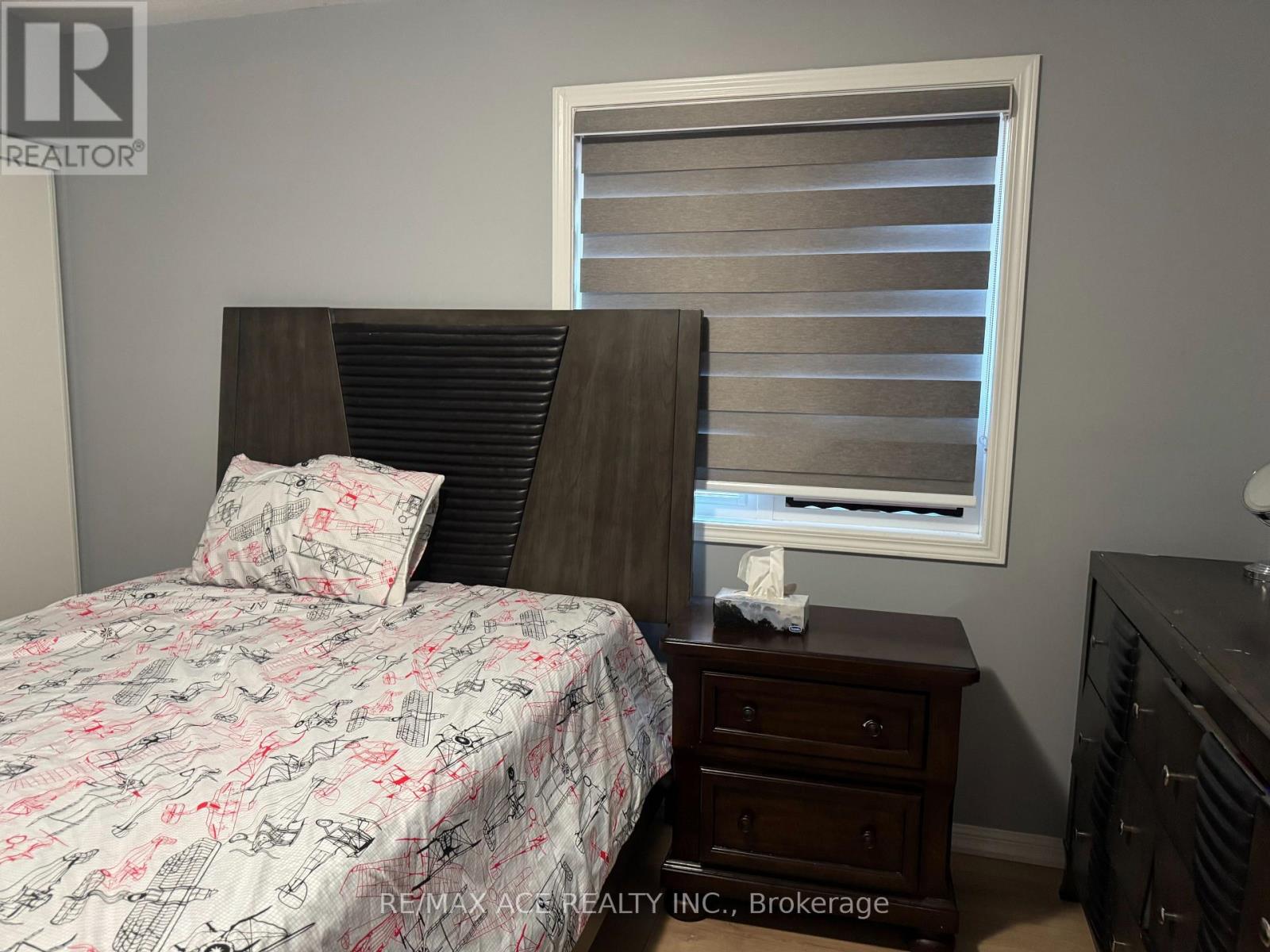 Room 2 - 1851 Parkhurst Crescent Property Photo 5