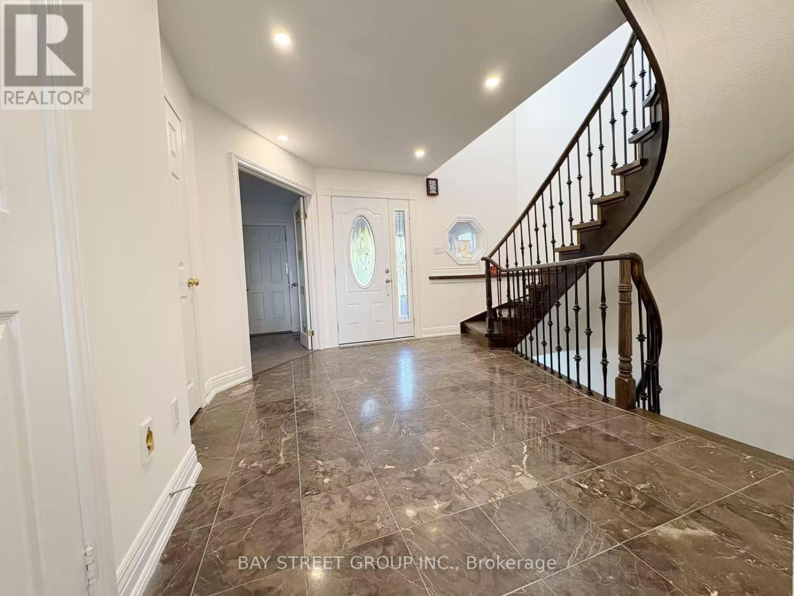 48 New Forest Square Property Photo 2