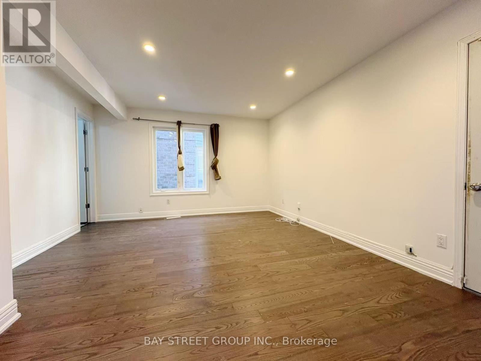 48 New Forest Square Property Photo 4