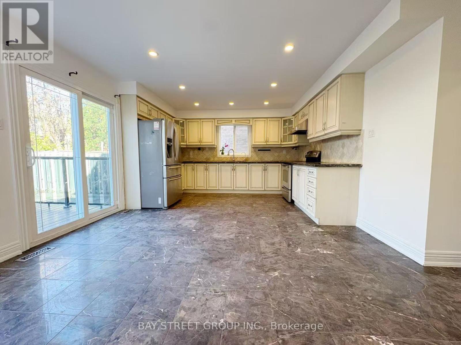 48 New Forest Square Property Photo 6