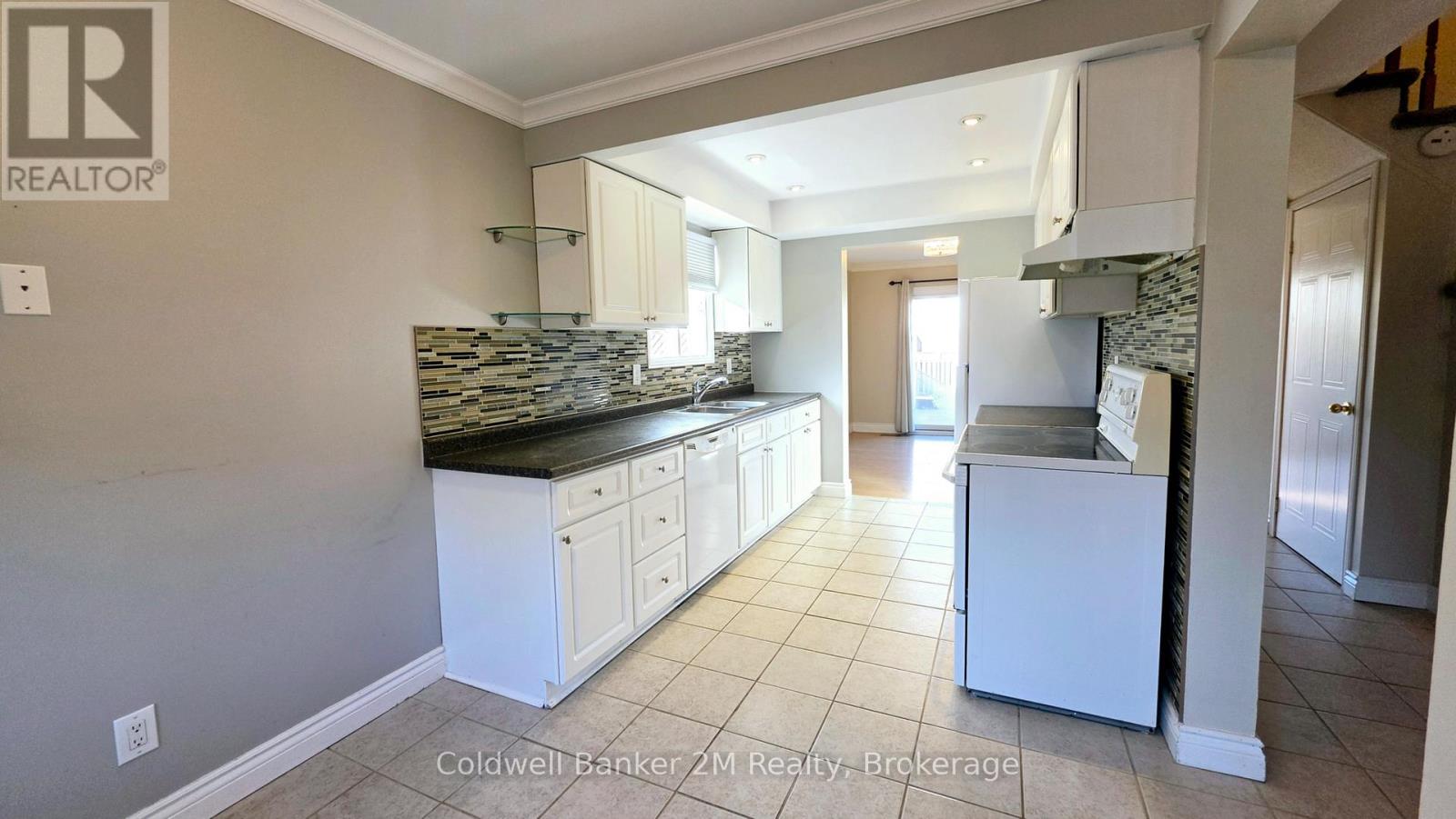 852 Attersley Drive Property Photo 8